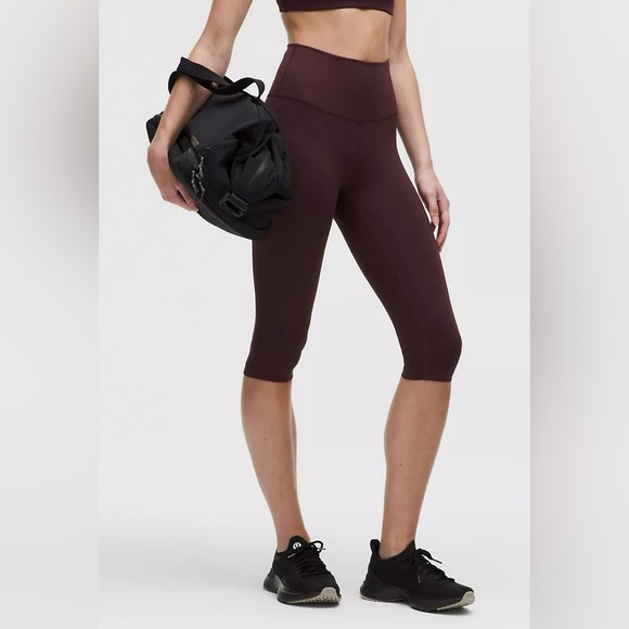 Women's Burgundy High-Waisted Capri Leggings
Wunder Train High-Rise Crop Size 4 - Picture 1 of 6